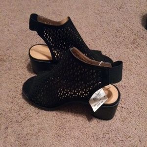 NWT American Eagle black sandles Size:10W